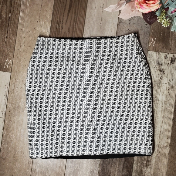 Ann Taylor Tapestry Lined Side Zip Pencil Skirt Women's Size 4 NWOT Black White - Picture 1 of 14